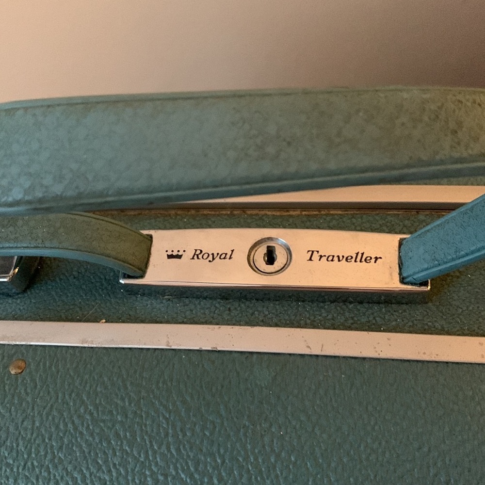 Vintage Royal Traveller Carryon Luggage - Picture 2 of 7